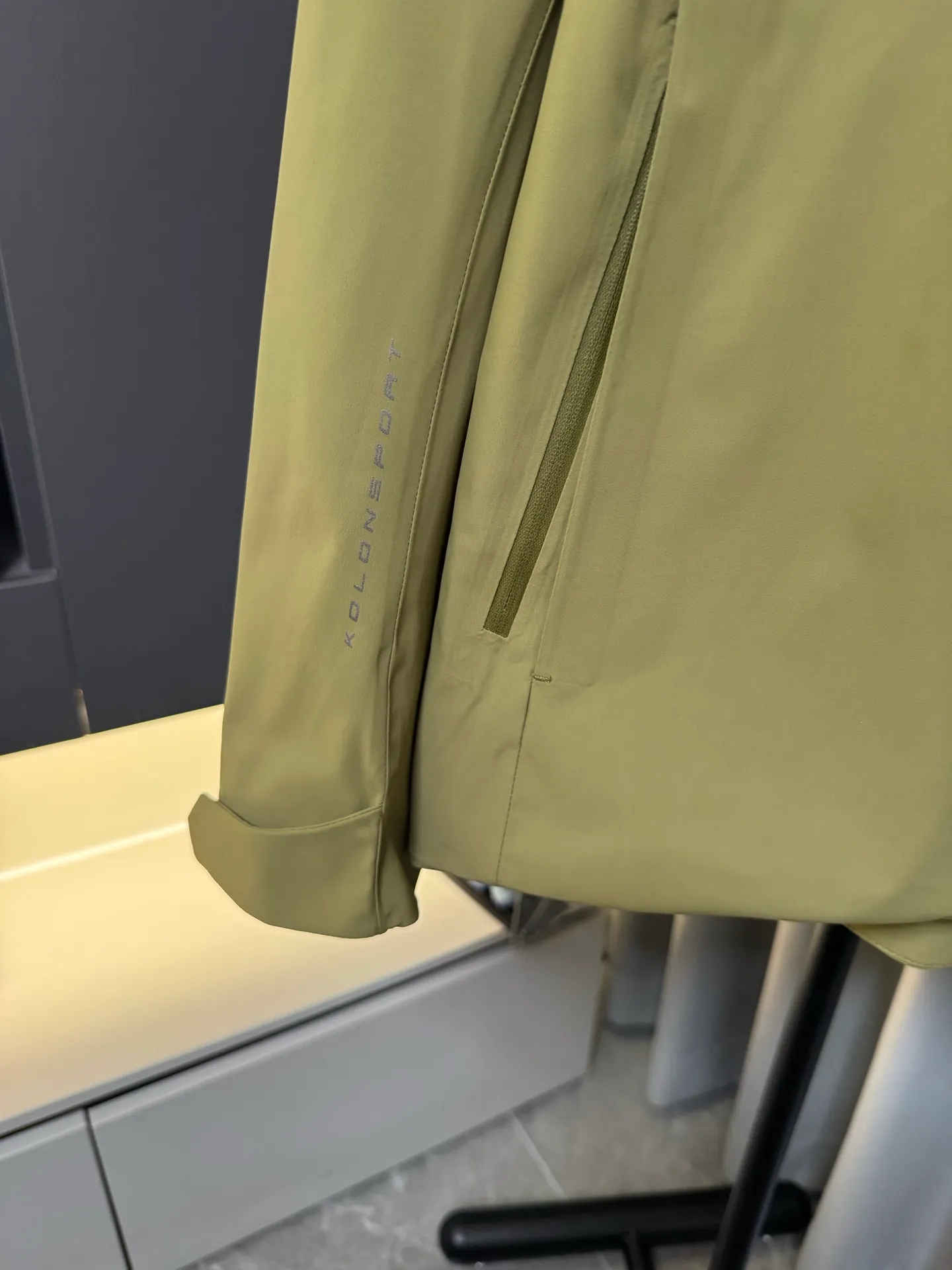 [Premium Replica] KOLON SPORT/Kolon 26fw waterproof, breathable, windproof Wear-Resistant KOLON laminated jacket (green), windproof and waterproof, lightweight Breathable, can be worn for outdoor commuting in spring and autumn, hooded design, zipper pockets on both sides, cuff Velcro, lined and comfortable, fully laminated style, simple upper body, look for the correct version. Size: m/l/xl/2xl/3xl